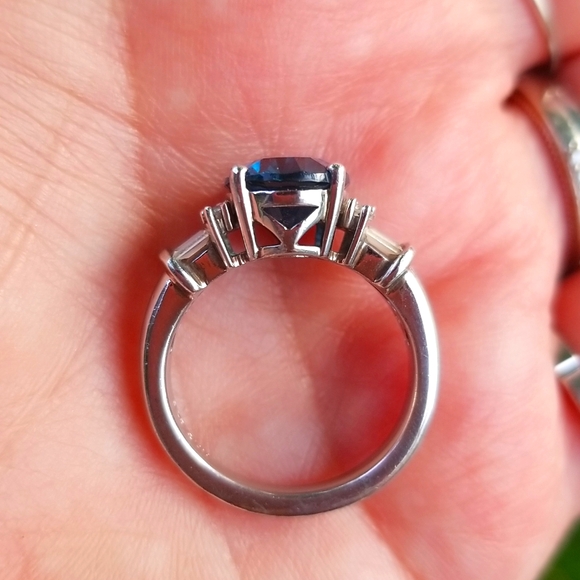 Beautiful Blue and White Topaz Ring. - Picture 3 of 4